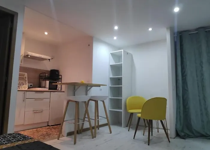 Indépendant Dans Maison De Village Appartement *